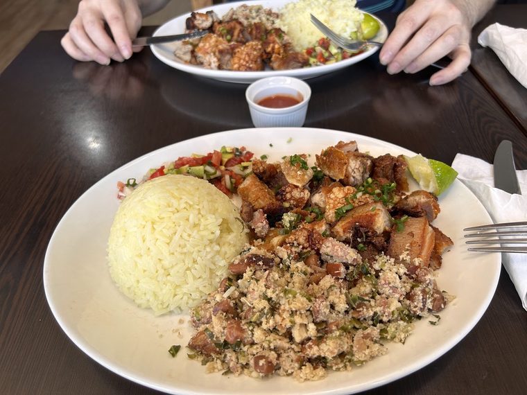 Rice, farofa and grilled meat with a pot of sauce