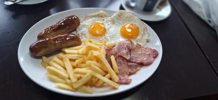 Sausages, fried eggs, bacon and chips